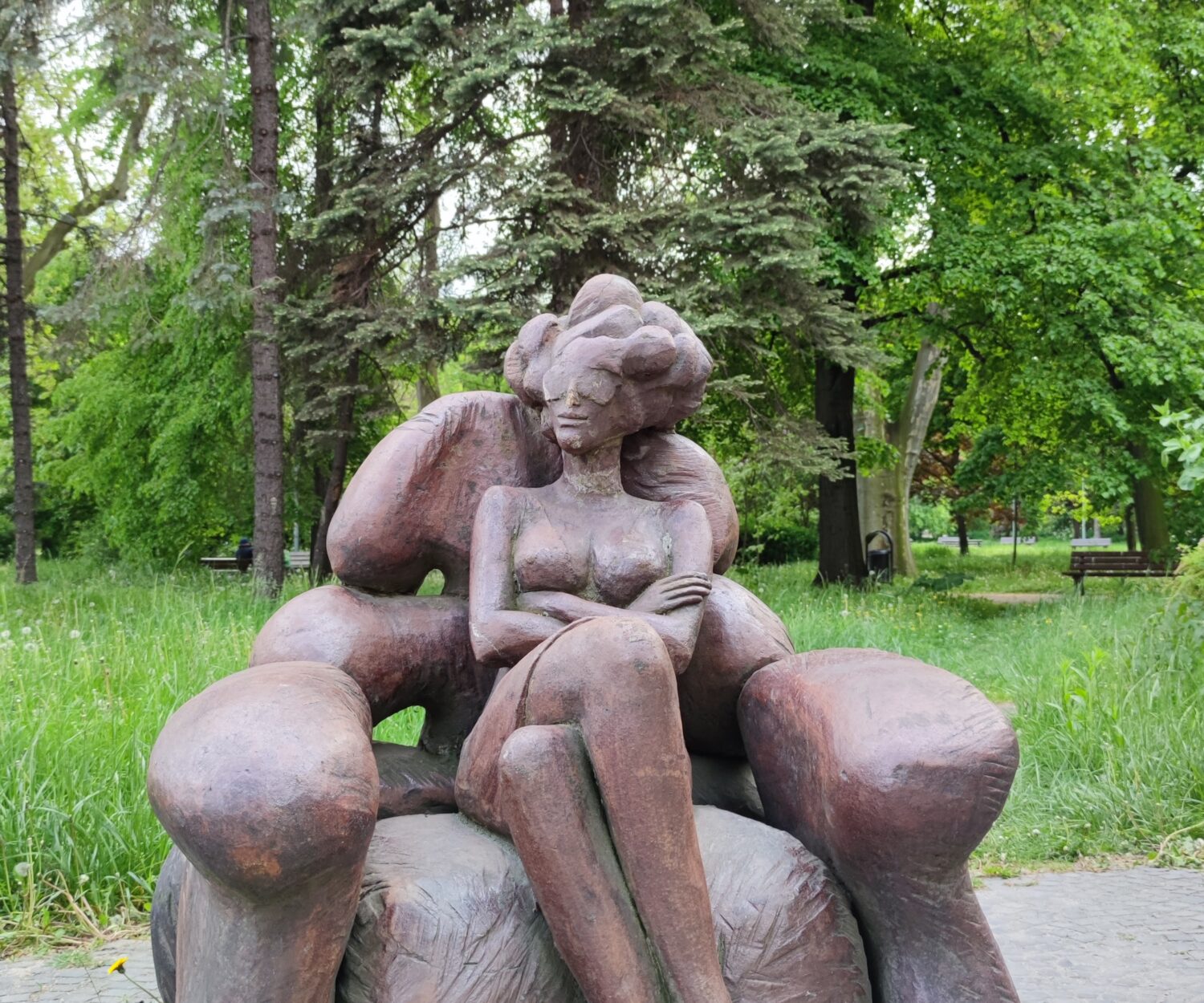 Dwa duże domowe fotele stoją na skraju parku Słowackiego, naprzeciwko Muzeum Narodowego. Jeden jest zajęty, ale w drugim często przysiadają sobie turyści i chętnie się fotografują. Jeden fotel jest pusty, w drugim siedzi młoda kobieta, z gestu założonych na piersi rąk wynika, że jest zniecierpliwiona. To „Oczekiwanie”, jedna z najpopularniejszych rzeźb plenerowych we Wrocławiu. Wyczekująca kobieta ma włosy upięte w kok i duże okulary. Czeka, ale jest odwrócona bokiem do tego, kto przyjdzie i usiądzie w wolnym fotelu. Jest wyraźnie nadąsana na tego, który się spóźnia. Tymczasem przechodnie, turyści, spacerowicze bardzo chętnie siadają w wolnym, głębokim, wygodnym fotelu. Co więce,j układ foteli aż zachęca, aby przysiąść obok i zrobić sobie zdjęcie. „Oczekiwanie” powstało w 1979 roku. To wspólny projekt wrocławskich artystów plastyków: Anny Malickiej-Zamorskiej i Ryszarda Zamorskiego. W północno-wschodniej części parku Słowackiego rzeźba stoi od 1980 roku. Rzeźba wykonana jest z ceramiki spiekanej w temperaturze 700 stopni Celsjusza.