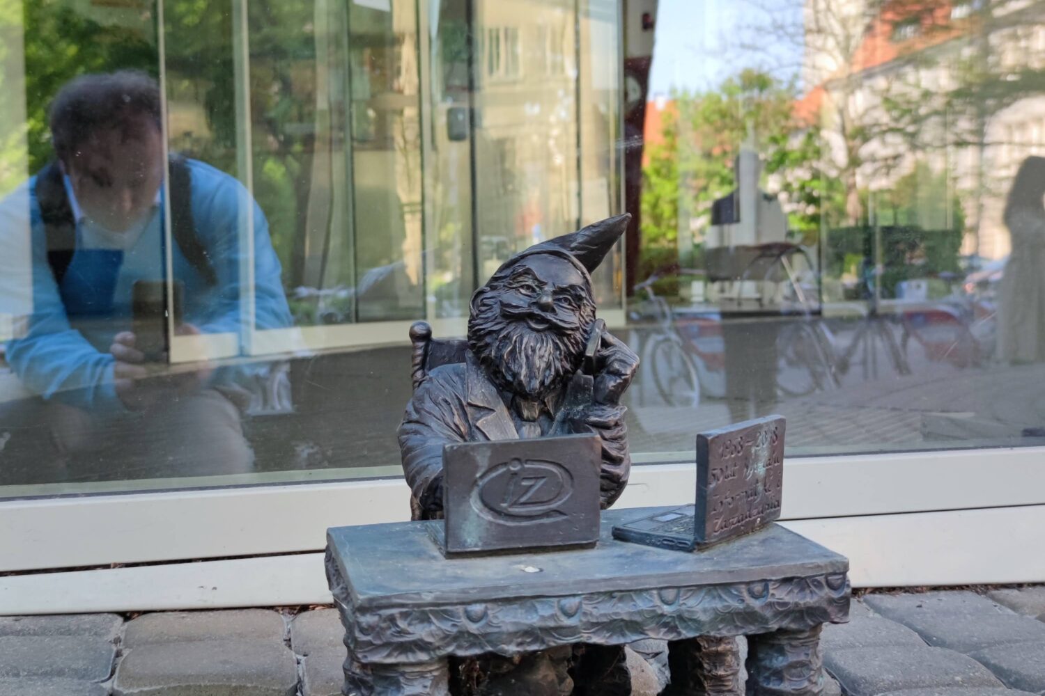 wrocławski krasnal przed budynkiem B4 Politechniki Wrocławskiej