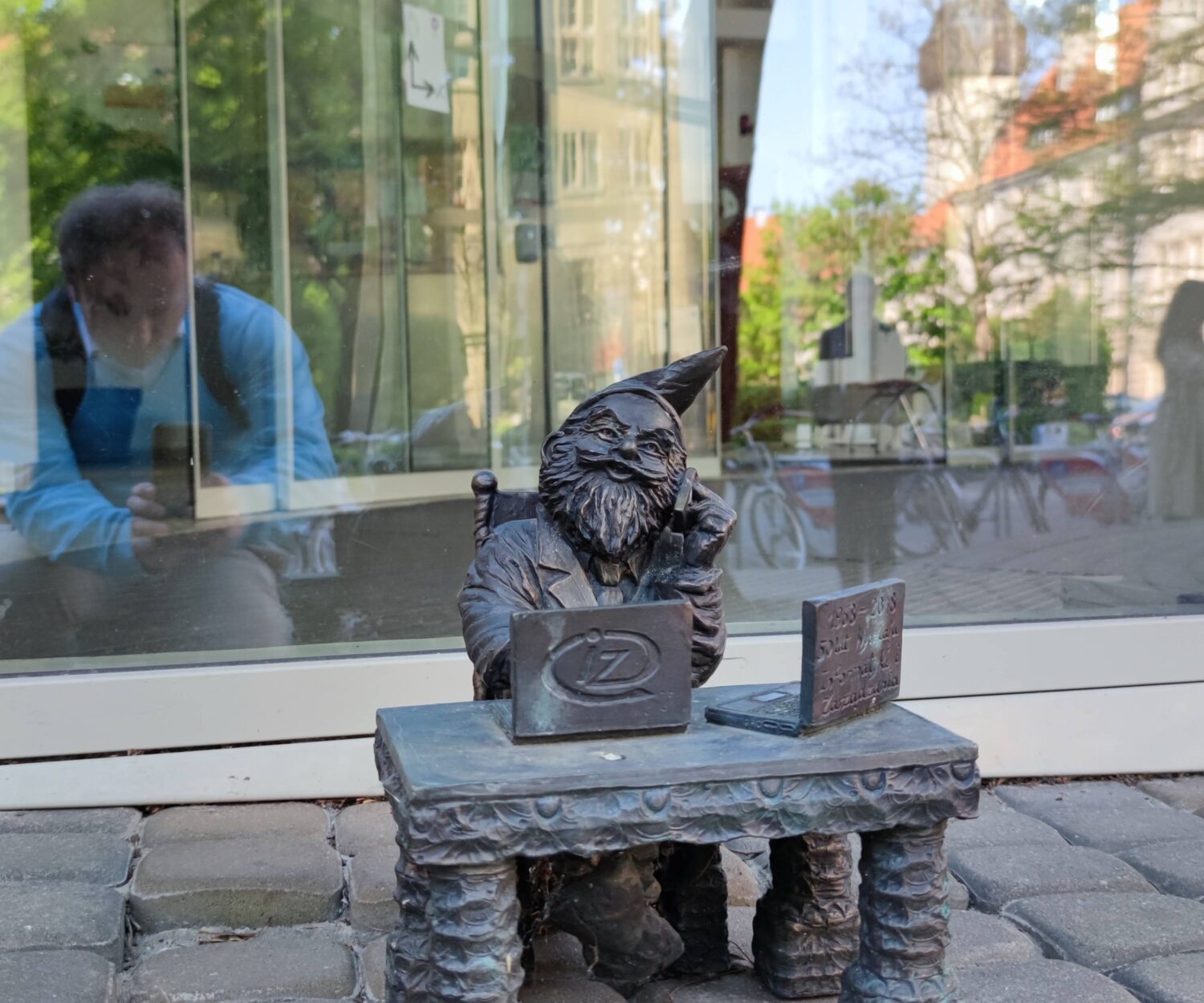 wrocławski krasnal przed budynkiem B4 Politechniki Wrocławskiej