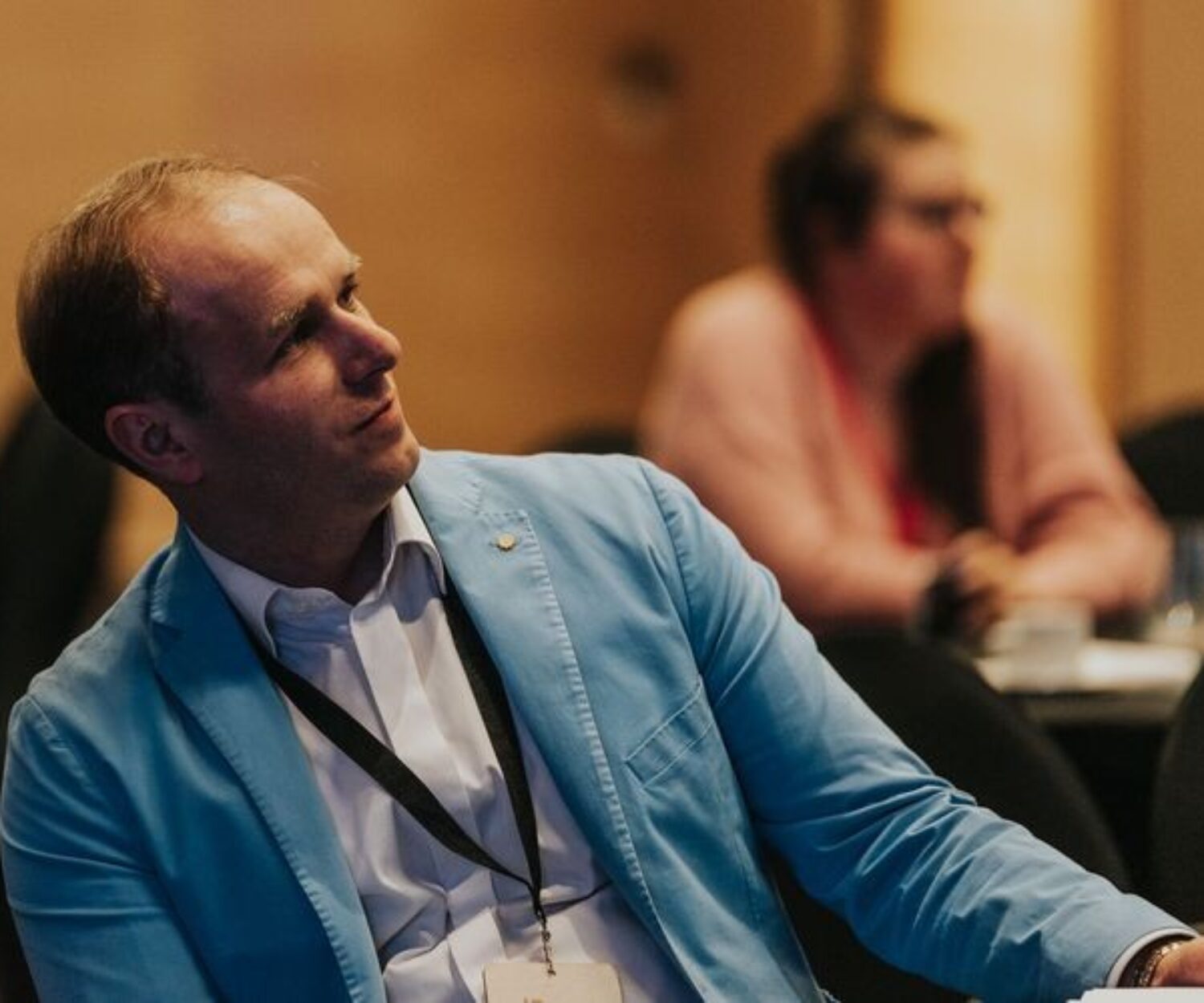 myśli skierowane na centralny punkt wydarzenia scenę, by słuchać, reagować, komentować