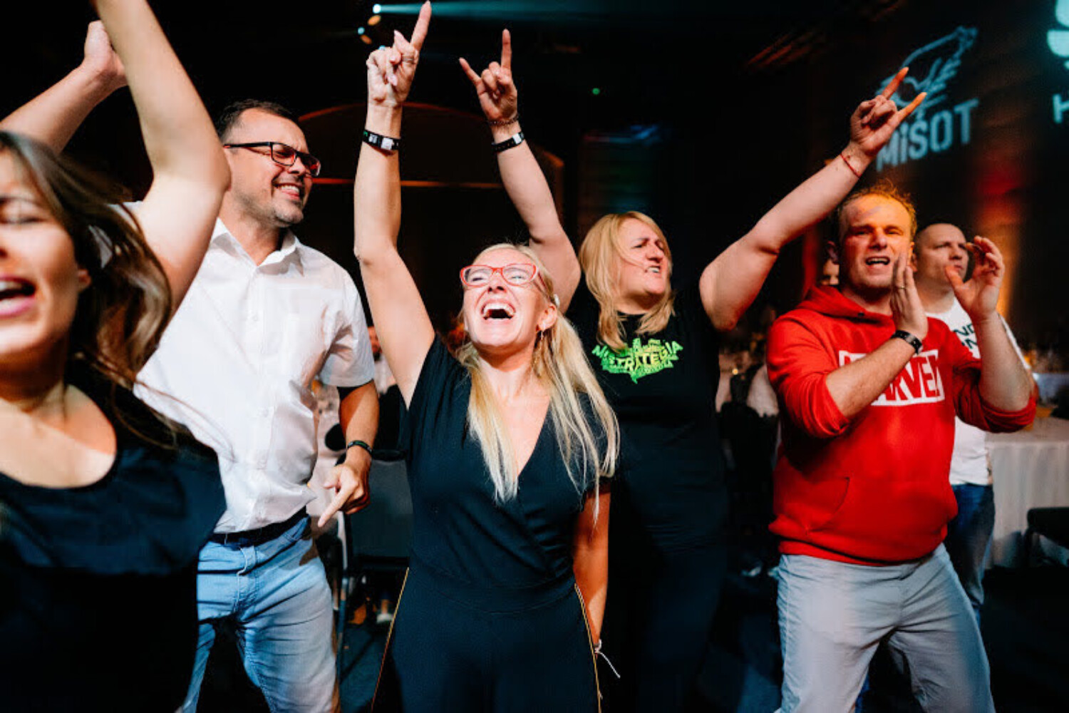 świętowanie sukcesów z miśotami